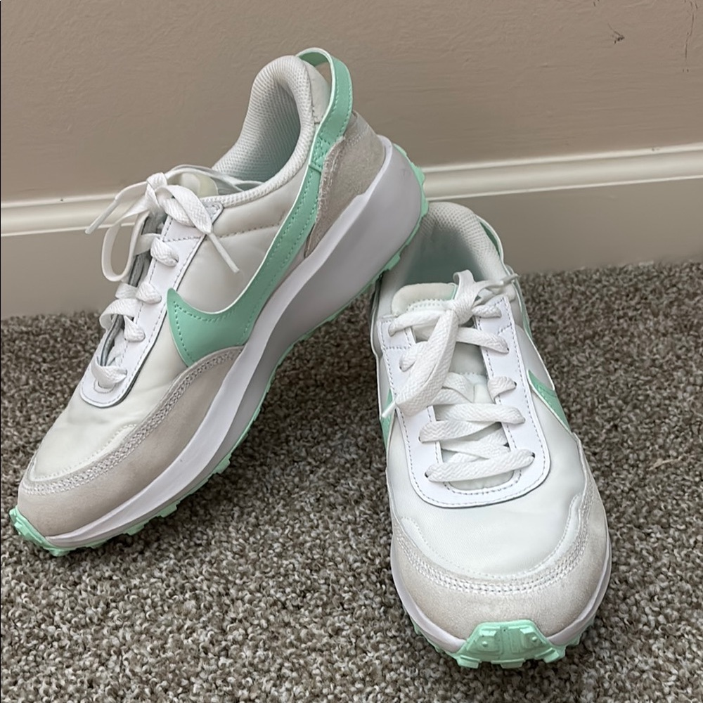 Nike Waffle Debut (women’s 8.5)